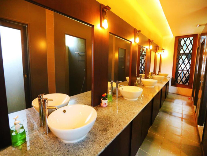 Bathroom, Little Hpa An Hostel, Kawkareik