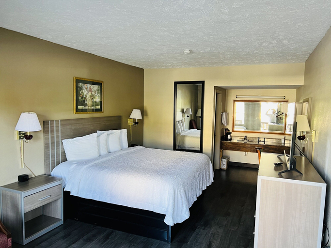 Bedroom 2, Alpine Valley Inn, White