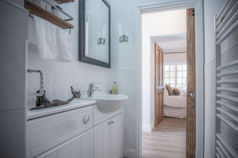 Bathroom 3, The Sand Castle - 2 Bedroom Apartment - Tenby, Pembrokeshire