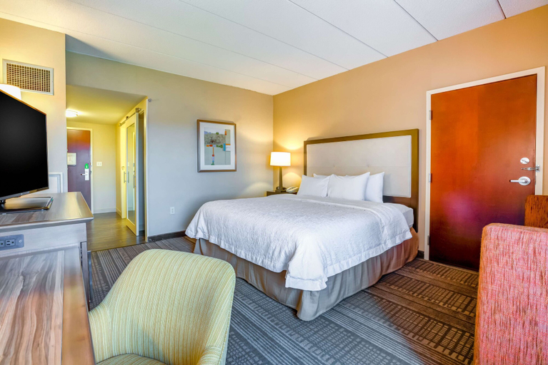Bedroom 3, Hampton Inn Boston - Norwood, Norfolk