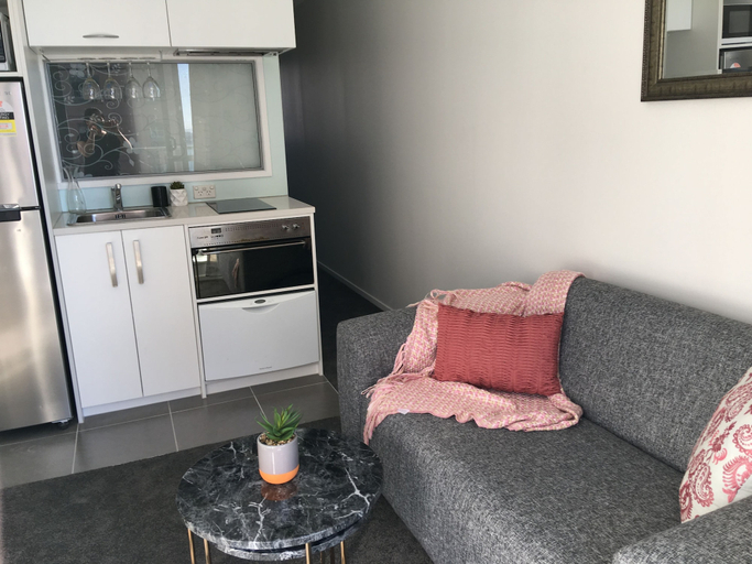 Others 5, Altitude, Waitakere