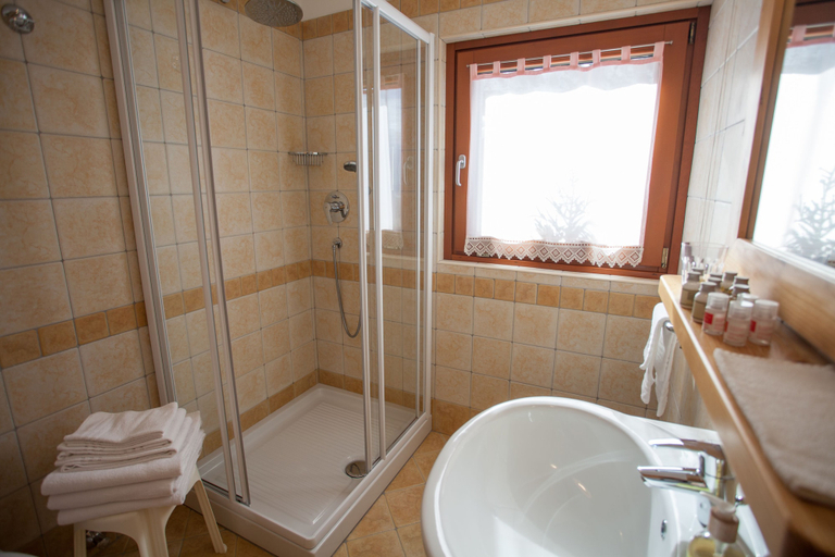 Bathroom 4, Hotel La Vallee Blanche, Aosta