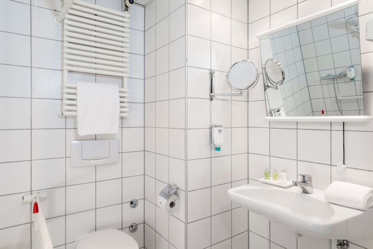Bathroom 5, NH Düsseldorf City, Düsseldorf