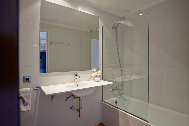 Bathroom 3, Apartaments Les Dunes, Girona