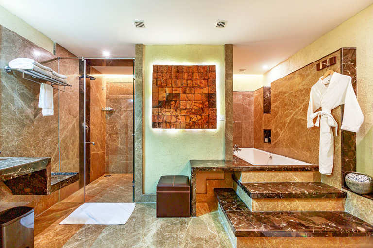 Bathroom 5, Flora Airport Hotel and Convention Centre Kochi, Ernakulam