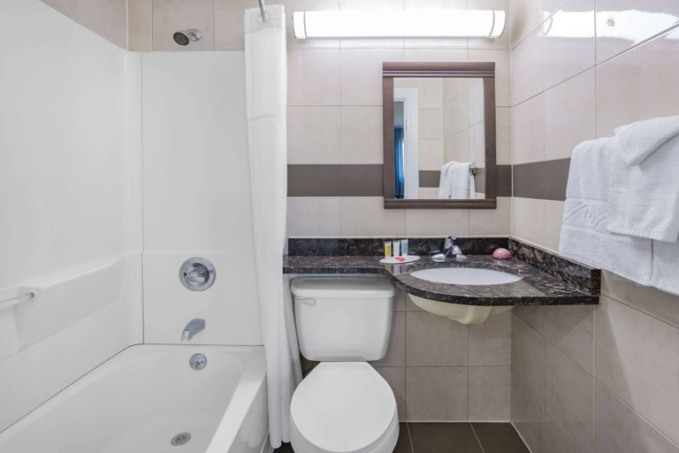 Bathroom 4, Super 8 by Wyndham Lindenhurst, Suffolk