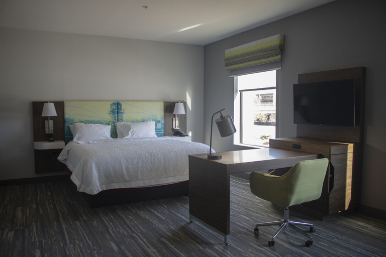Bedroom 3, Hampton Inn & Suites Portland West, Cumberland