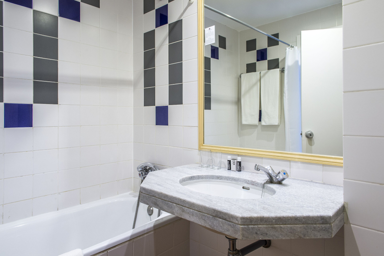 Bathroom 3, Londres Estoril Hotel, Cascais
