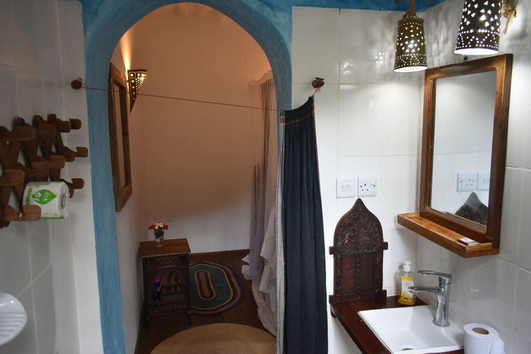 Bathroom 5, Melik's, Kusini