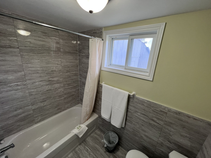 Bathroom 4, Maple Leaf Motel, Haldimand-Norfolk