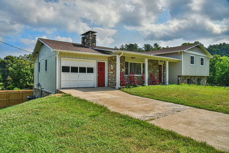Exterior & Views 2, Aiken Rd - 6 BR - hot tub and game room, Buncombe