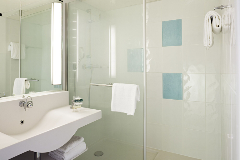 Bathroom 5, Mercure Paris Le Bourget Hotel, Seine-Saint-Denis