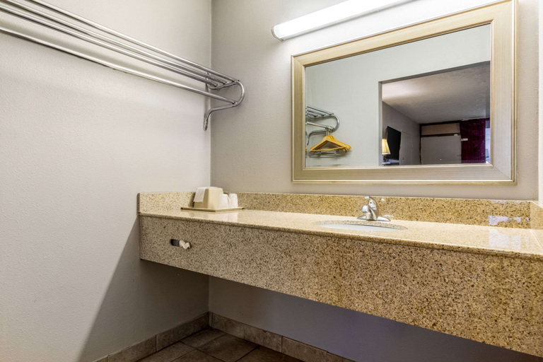 Bathroom 4, Econo Lodge Seymour, Jackson