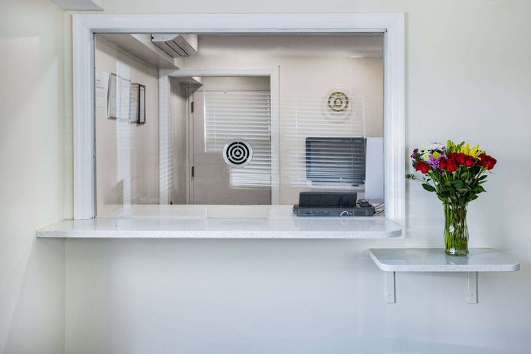 Bedroom 3, Super 8 by Wyndham Lindenhurst, Suffolk