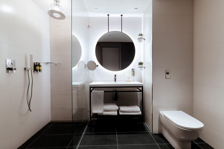 Bathroom 5, The Embassy Valletta Hotel