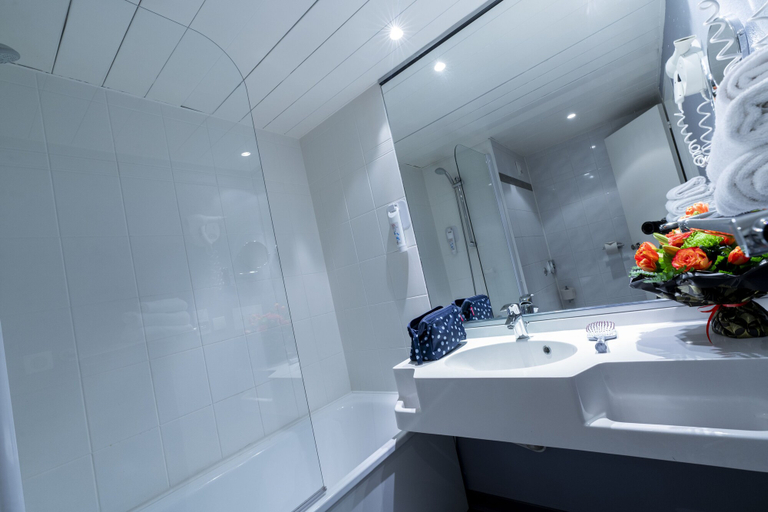 Bathroom 4, Ibis Styles Beauvais, Oise