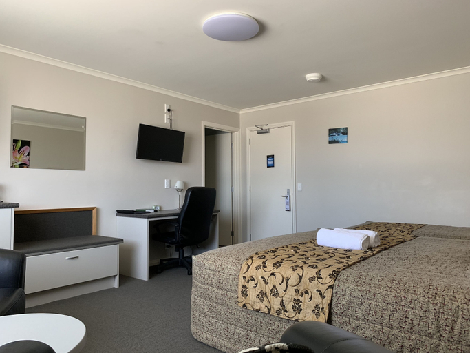 Bedroom 4, High Peaks Hotel, Westland