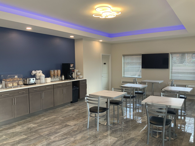 Food & Drinks 4, Days Inn by Wyndham Troy IL, Madison