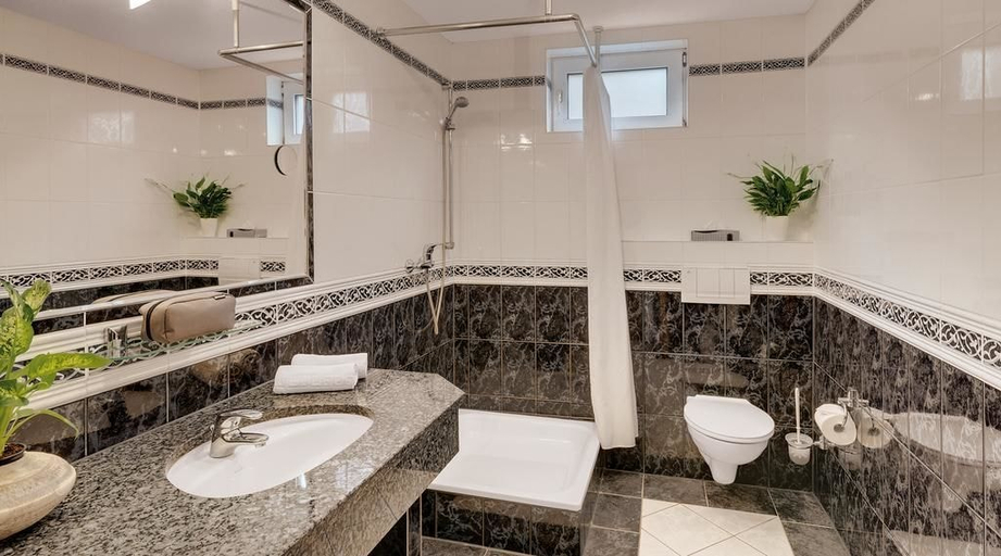 Bathroom 5, Motorsport Hotel, Ahrweiler
