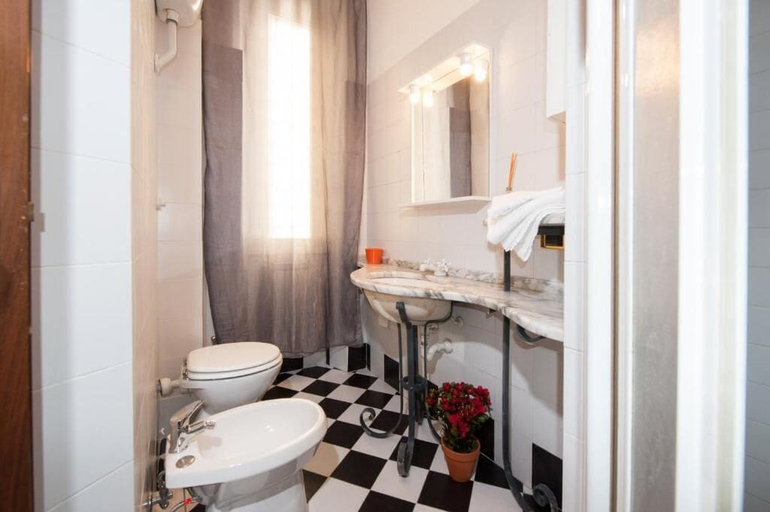 Bathroom 5, Residenza Laterano, Rome