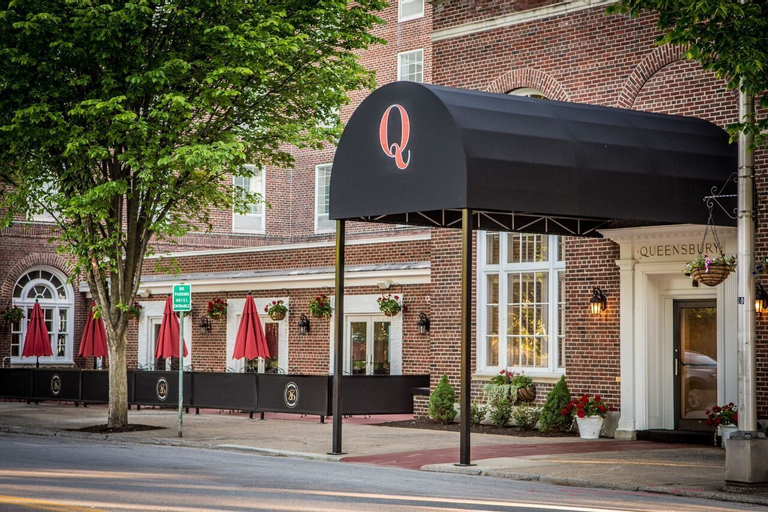 The Queensbury Hotel, Warren
