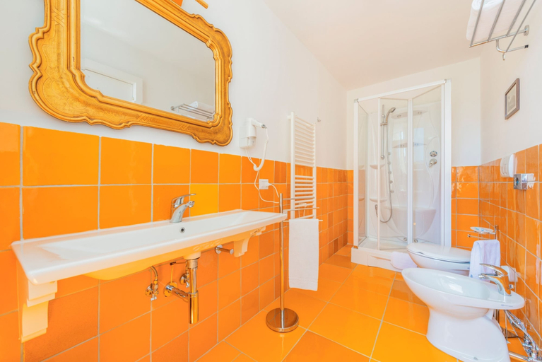Bathroom 5, Palazzo Sassi, Napoli