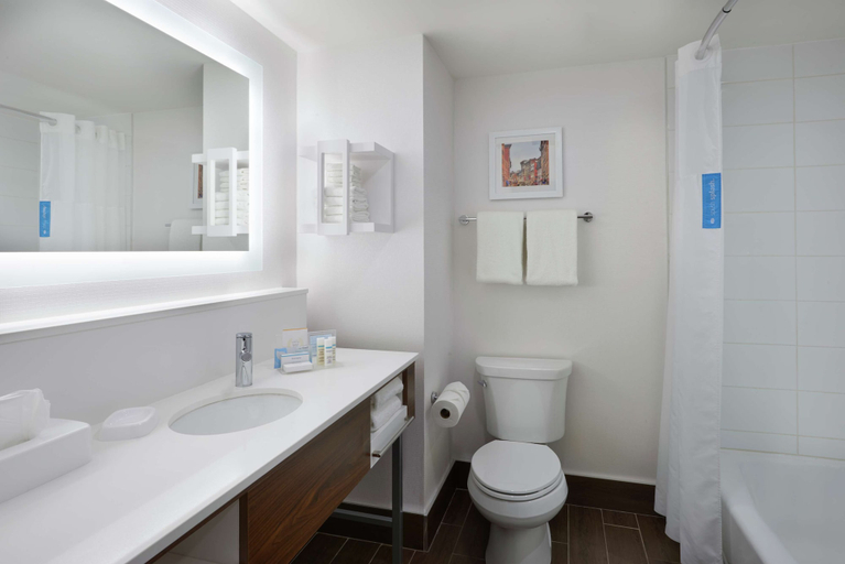 Bathroom 4, Hampton Inn & Suites by Hilton Montreal-Dorval, Montréal