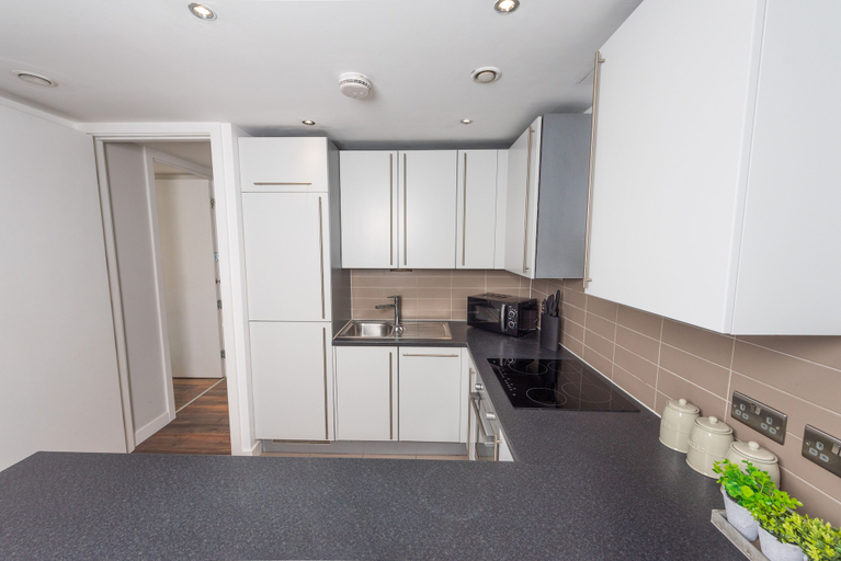 Private kitchen 3, City Centre Gem, Free Parking,private Balcony 2bed, Sefton
