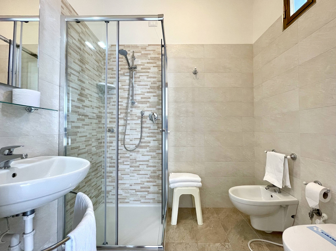 Bathroom 5, Hotel Trovatore, Venezia