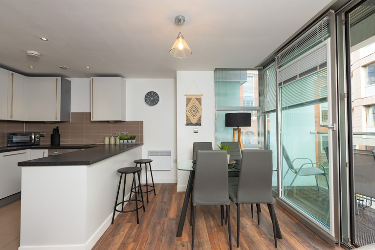 Private kitchen 2, City Centre Gem, Free Parking,private Balcony 2bed, Sefton