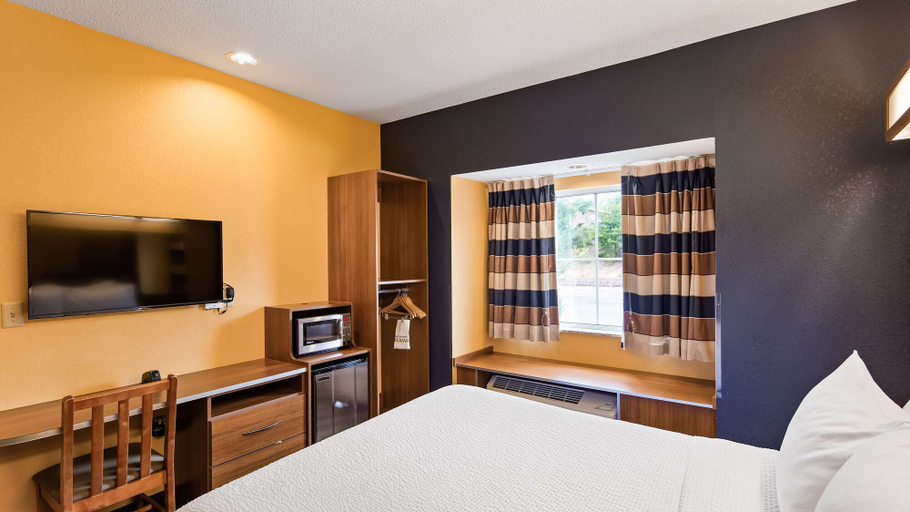 Bedroom 3, SureStay Plus Hotel by Best Western Keyser, Mineral