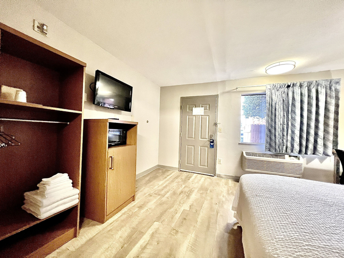 Bedroom 3, Days Inn & Suites by Wyndham Arlington Near Six Flags, Arlington
