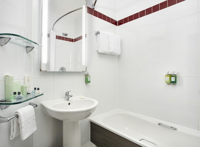 Bathroom, Leonardo Hotel Liverpool, Sefton