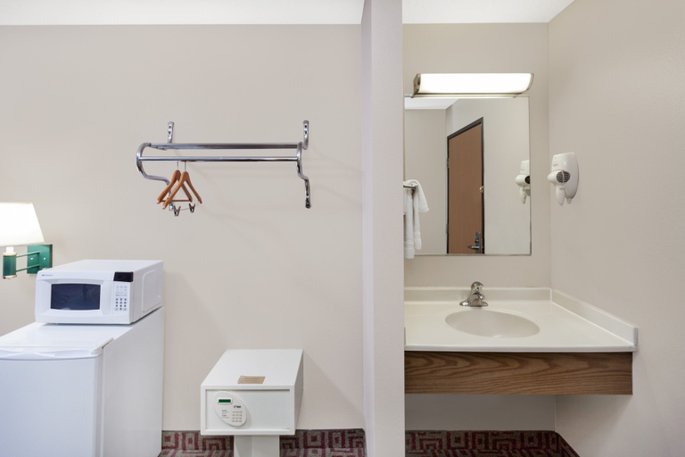 Bathroom 4, Circle S Motel, Jones