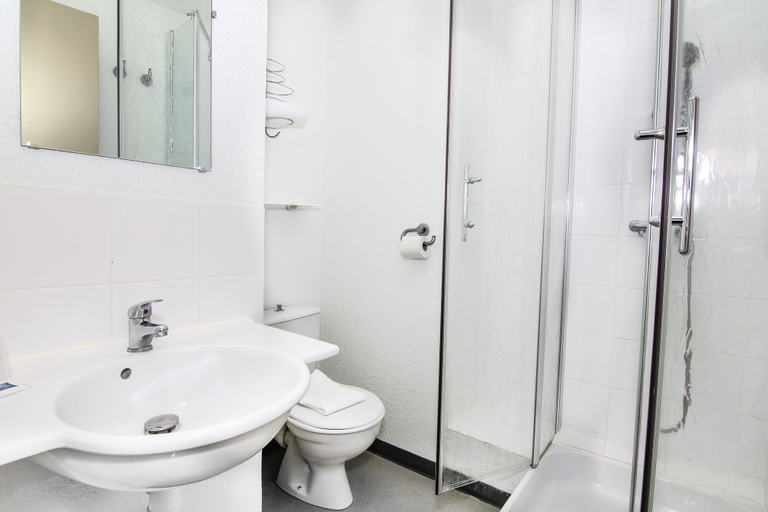 Bathroom 5, ibis budget Chateaudun, Eure-et-Loir