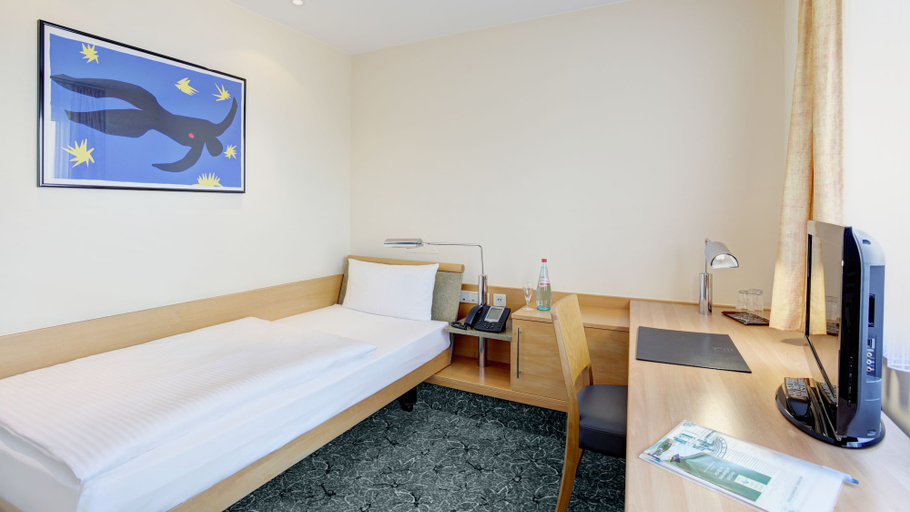Bedroom 3, Abacus Tierpark Hotel Berlin, Berlin
