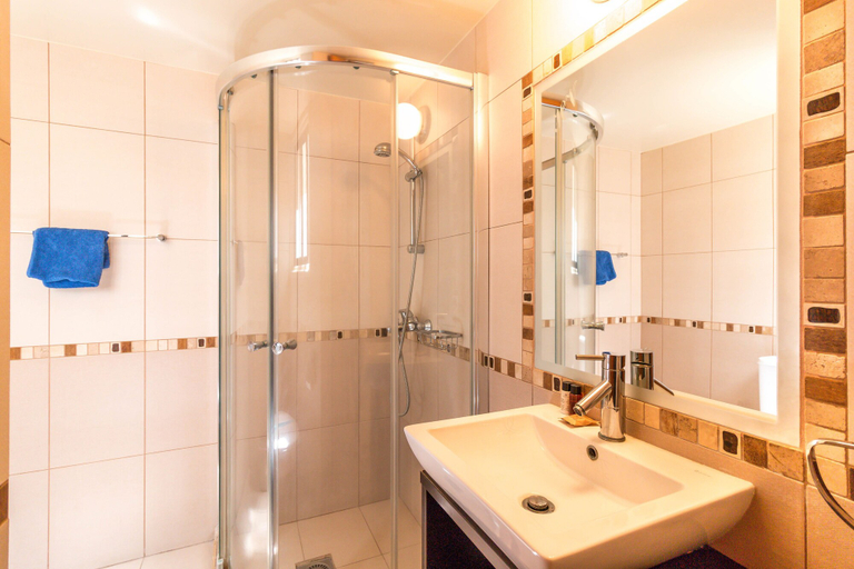 Bathroom 3, Hill View Restaurant & Apartments