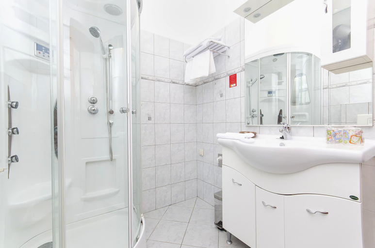 Bathroom 5, Palace Derossi, Trogir