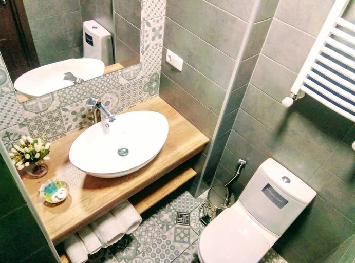 Bathroom 3, Old Town Mtatsminda, Tbilisi