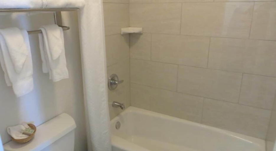Bathroom 4, Super 8 by Wyndham Pleasanton, Atascosa
