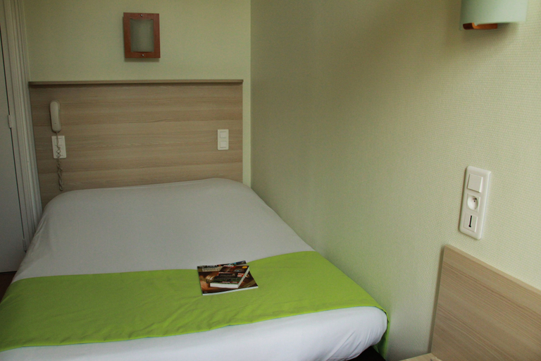 Bedroom 2, Hôtel de la Cathédrale, Marne