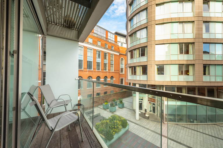Interior 5, City Centre Gem, Free Parking,private Balcony 2bed, Sefton