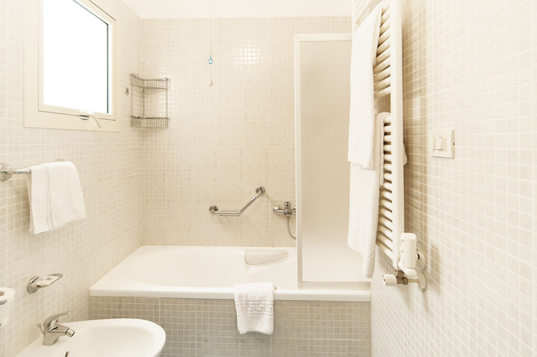 Bathroom 5, Hotel Santa Gilla, Cagliari