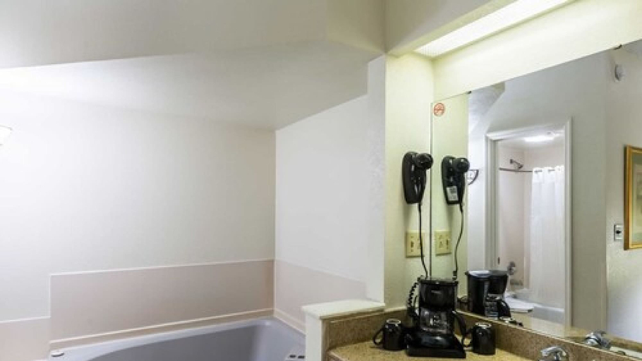 Bathroom 5, Suburban Studios Florence I-95, Florence