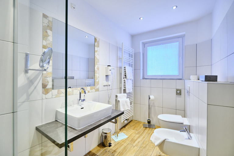 Bathroom 3, Solehotel Tannenhof, Goslar