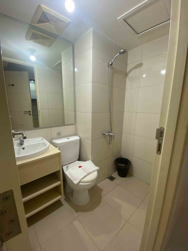 Bathroom 5, Alexa @ Tanglin Apartment, Surabaya