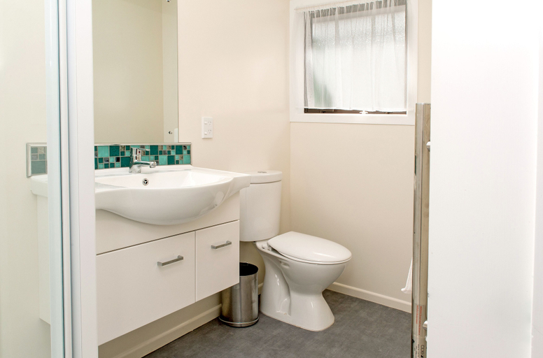 Bathroom 3, Castles Motel and Driftwood Motel, Nelson