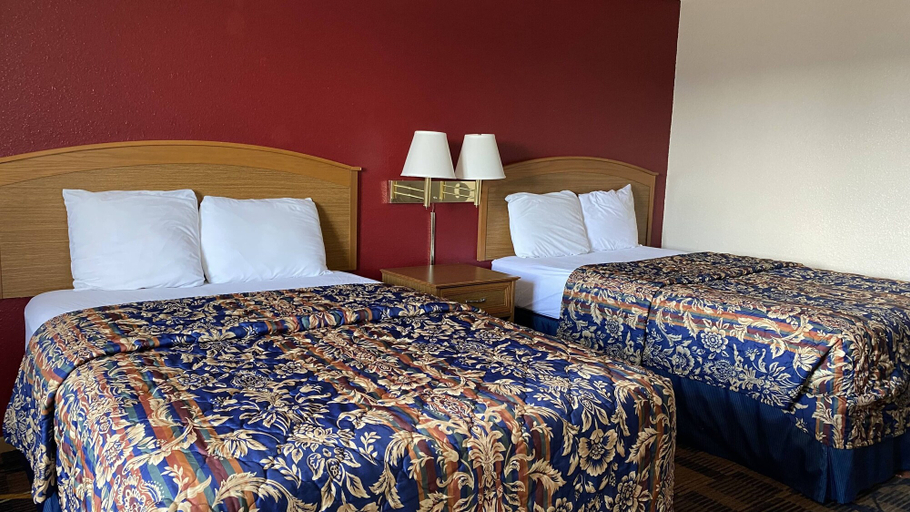 Bedroom 2, Newton Inn In Newton, KS, Harvey