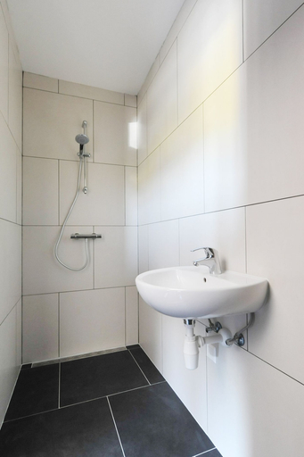 Bathroom 5, Will & Tate City Stay, The Hague