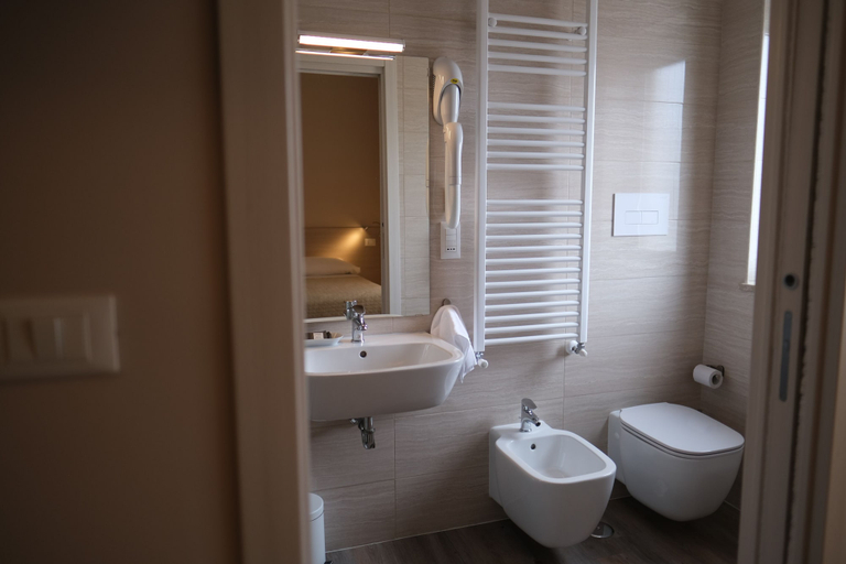 Bathroom 4, Magic Hotel, Salerno